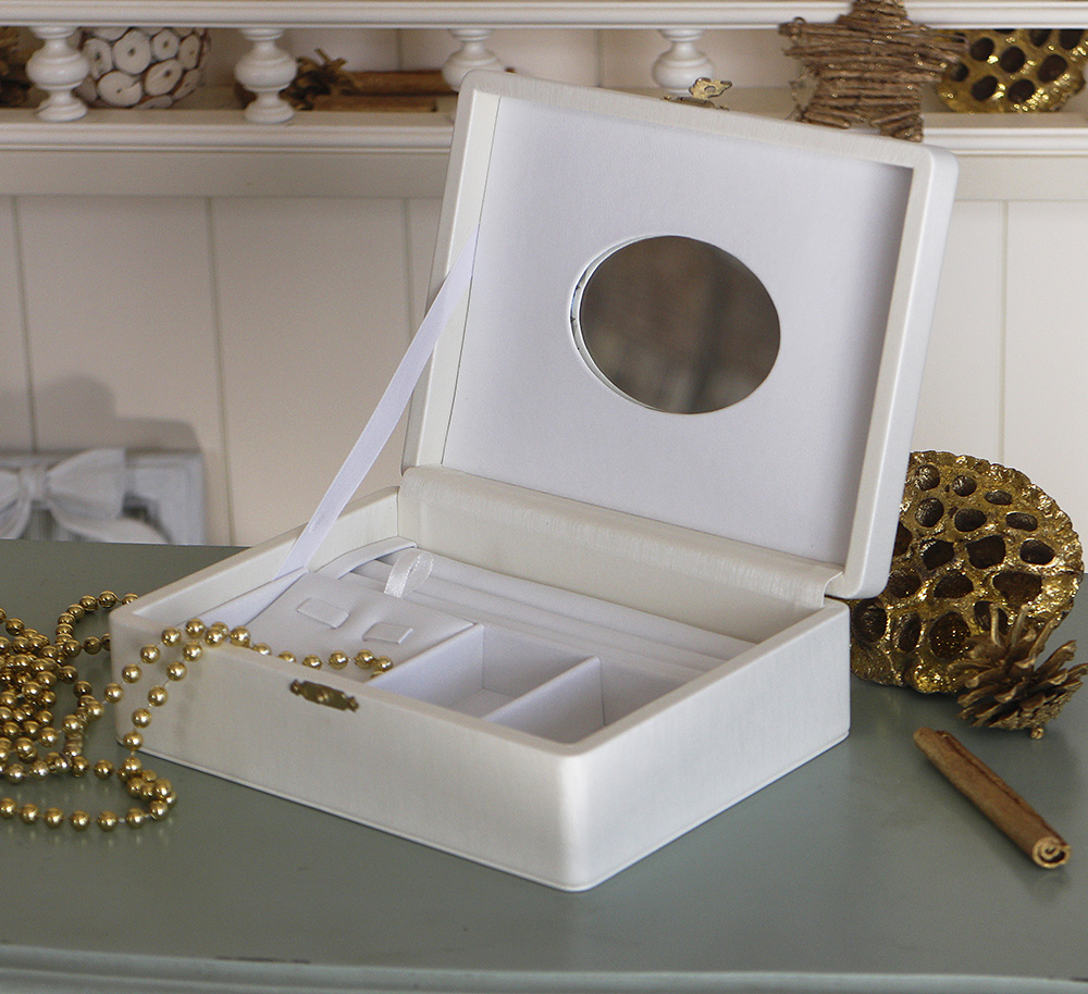 Шкатулка для хранения ювелирных украшений 18*13*5,8 603432 молочная
Шкатулка для хранения ювелирных украшений 18*13*5,8 603432 молочная
