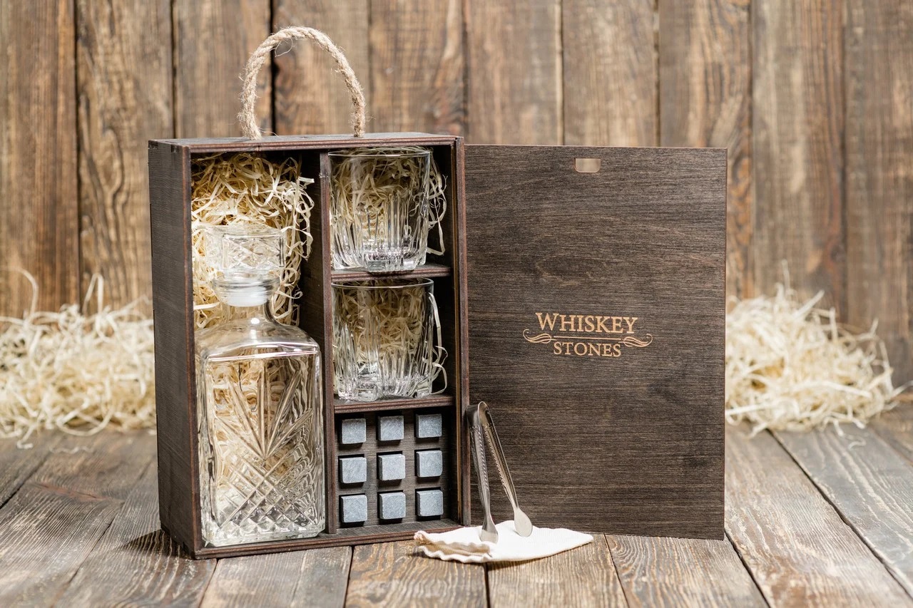 Камни для виски Whiskey stones Original со стаканами и декантером Bormoli Rocco Selecta в подарочном пенале 9 шт. из стеатита + 2 бокала + декантер + щипцы с инструкцией
Камни для виски Whiskey stones Original со стаканами и декантером Bormoli Rocco Selecta в подарочном пенале 9 шт. из стеатита + 2 бокала + декантер + щипцы с инструкцией
