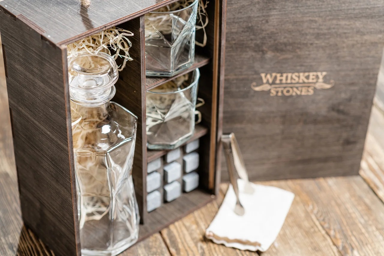 Камни для виски Whiskey stones Original со стаканами и декантером Bormioli Rocco Cassiopea в подарочном пенале 9 шт. из стеатита + декантер + 2 бокала + щипцы с инструкцией
Камни для виски Whiskey stones Original со стаканами и декантером Bormioli Rocco Cassiopea в подарочном пенале 9 шт. из стеатита + декантер + 2 бокала + щипцы с инструкцией