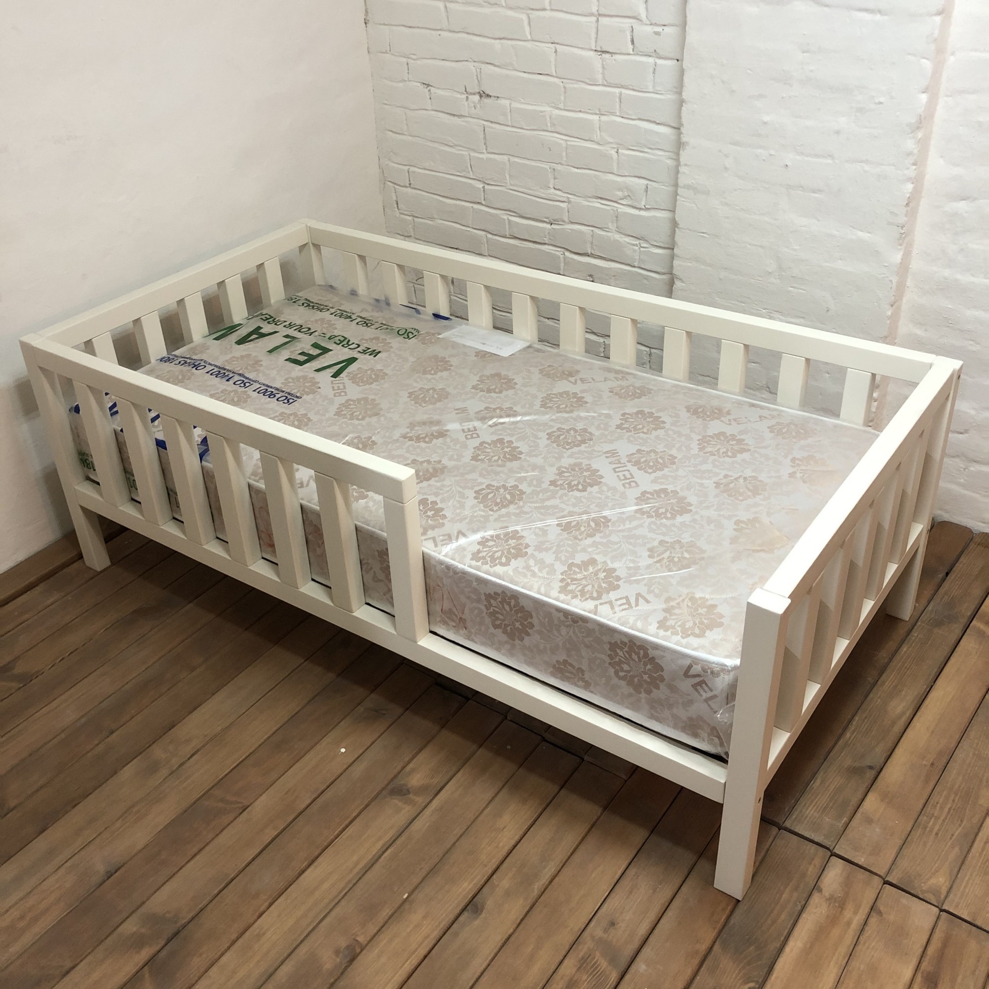 Детская кроватка WoodHouse 1600х800 с защитным бортиком белая натуральное дерево
Детская кроватка WoodHouse 1600х800 с защитным бортиком белая натуральное дерево