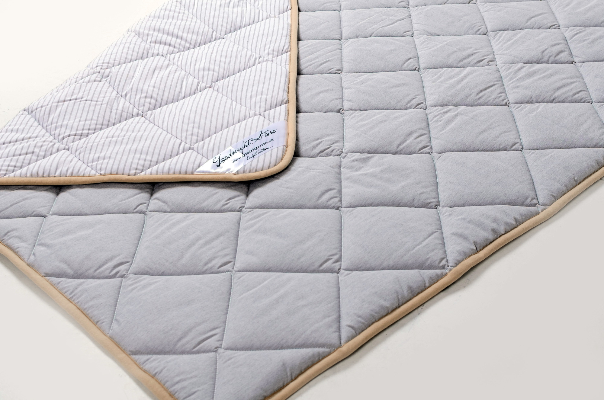 Ковдра Goodnight.Store 100х140 з овечої вовни Мериносу всесезонна сіра / біла у смужку
Ковдра Goodnight.Store 100х140 з овечої вовни Мериносу всесезонна сіра / біла у смужку