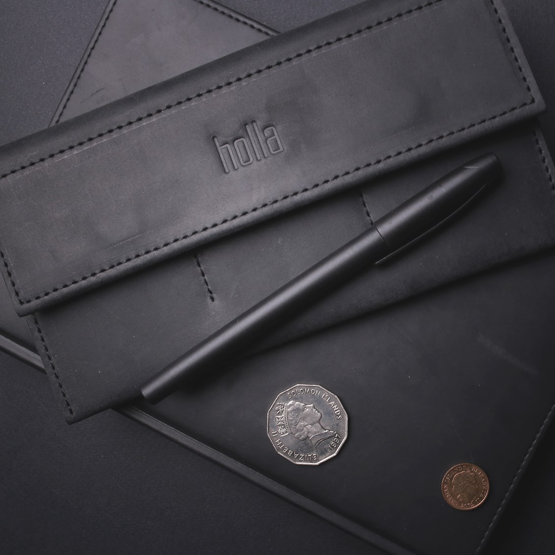 Портмоне из натуральной кожи Holla Idler Wallet (ручная работа) Темно-коричневый
Портмоне из натуральной кожи Holla Idler Wallet (ручная работа) Темно-коричневый