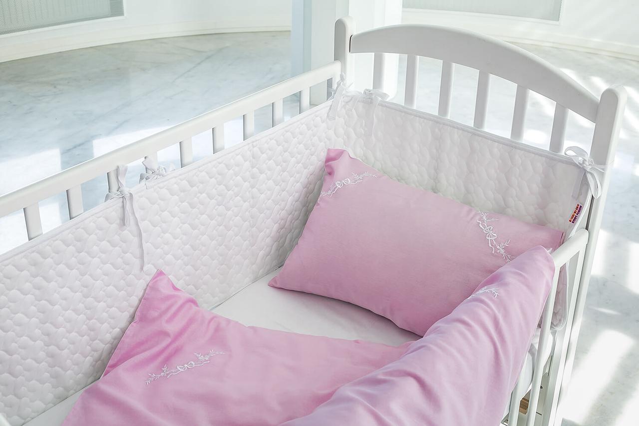 Комплект постельного белья Kiddy Fusion Сатин с вышитым вензелем 100х140 см Розовый
Комплект постельного белья Kiddy Fusion Сатин с вышитым вензелем 100х140 см Розовый