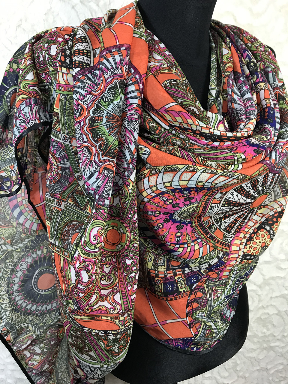 Платок ASHMA 140х140 см женский яркий с окантовкой и этническим рисунком
Платок ASHMA 140х140 см женский яркий с окантовкой и этническим рисунком