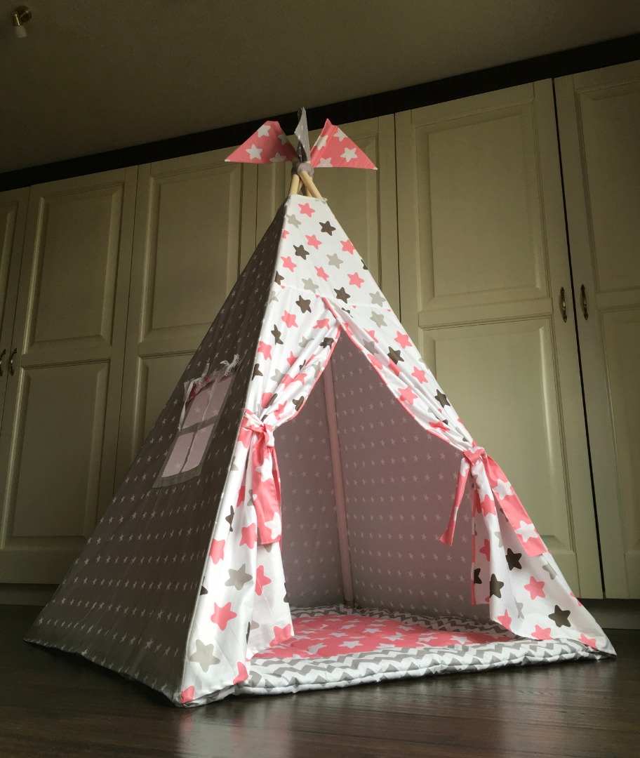 Детский вигвам - палатка "Звезды" Wigwam Store. Вигвам 105*105см с ковриком, окошком, флажками (037-1.1)
Детский вигвам - палатка "Звезды" Wigwam Store. Вигвам 105*105см с ковриком, окошком, флажками (037-1.1)