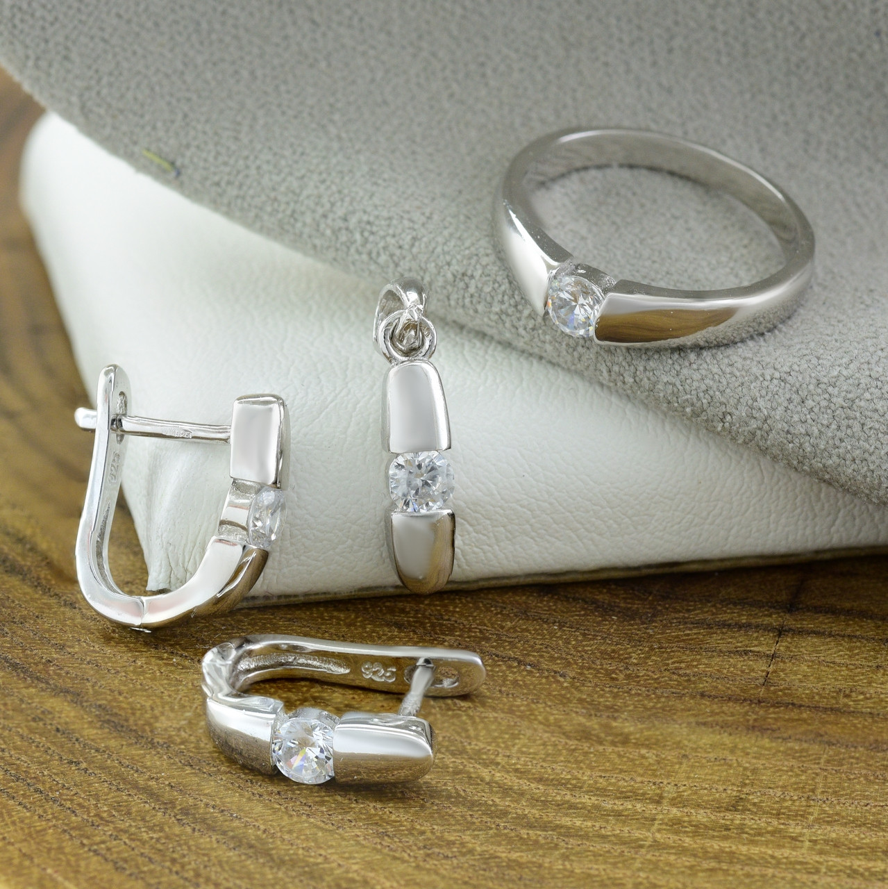 Серебряный набор кольцо размер 16.5 + серьги 15х3 мм + кулон 20х4 мм вставка белые фианиты вес 7.0 г
Серебряный набор кольцо размер 16.5 + серьги 15х3 мм + кулон 20х4 мм вставка белые фианиты вес 7.0 г