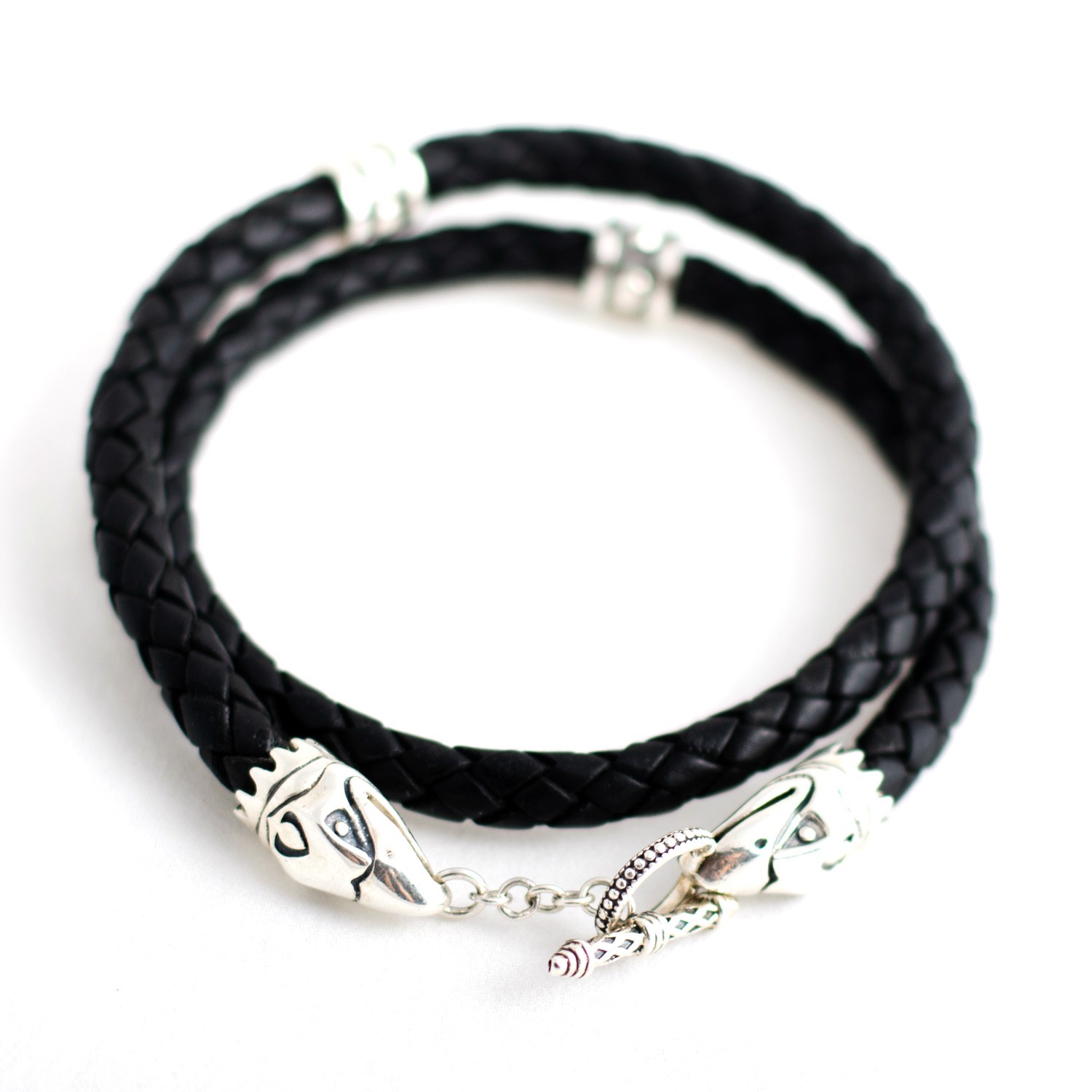 Браслет TOTEM Adventure Jewelry с серебряными воронами кожаный в два оборота 23 (0020-02-5)
Браслет TOTEM Adventure Jewelry с серебряными воронами кожаный в два оборота 23 (0020-02-5)