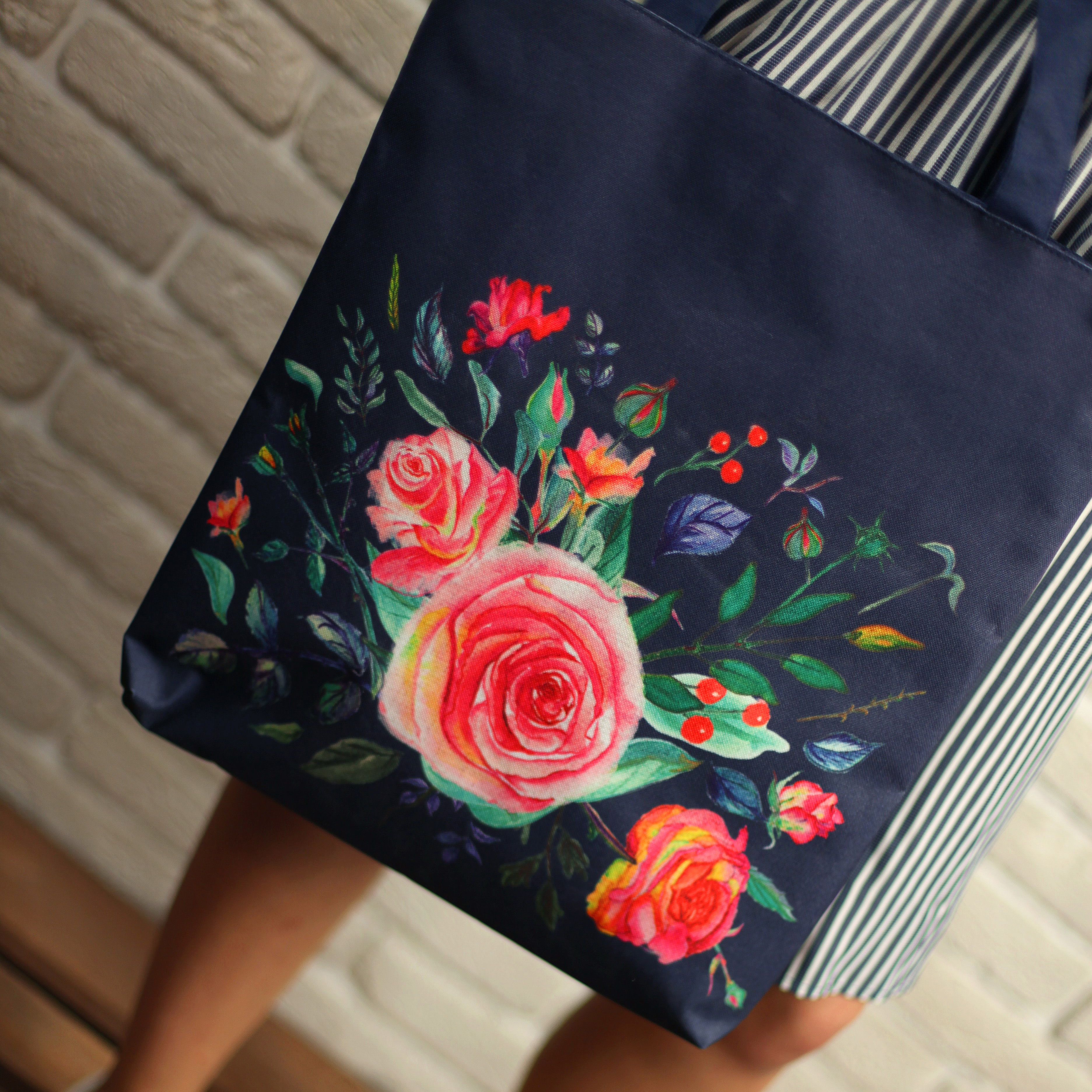 Сумка женская тканевая Original Presentville Розовые цветы на черном фоне 40x45 см
Сумка женская тканевая Original Presentville Розовые цветы на черном фоне 40x45 см