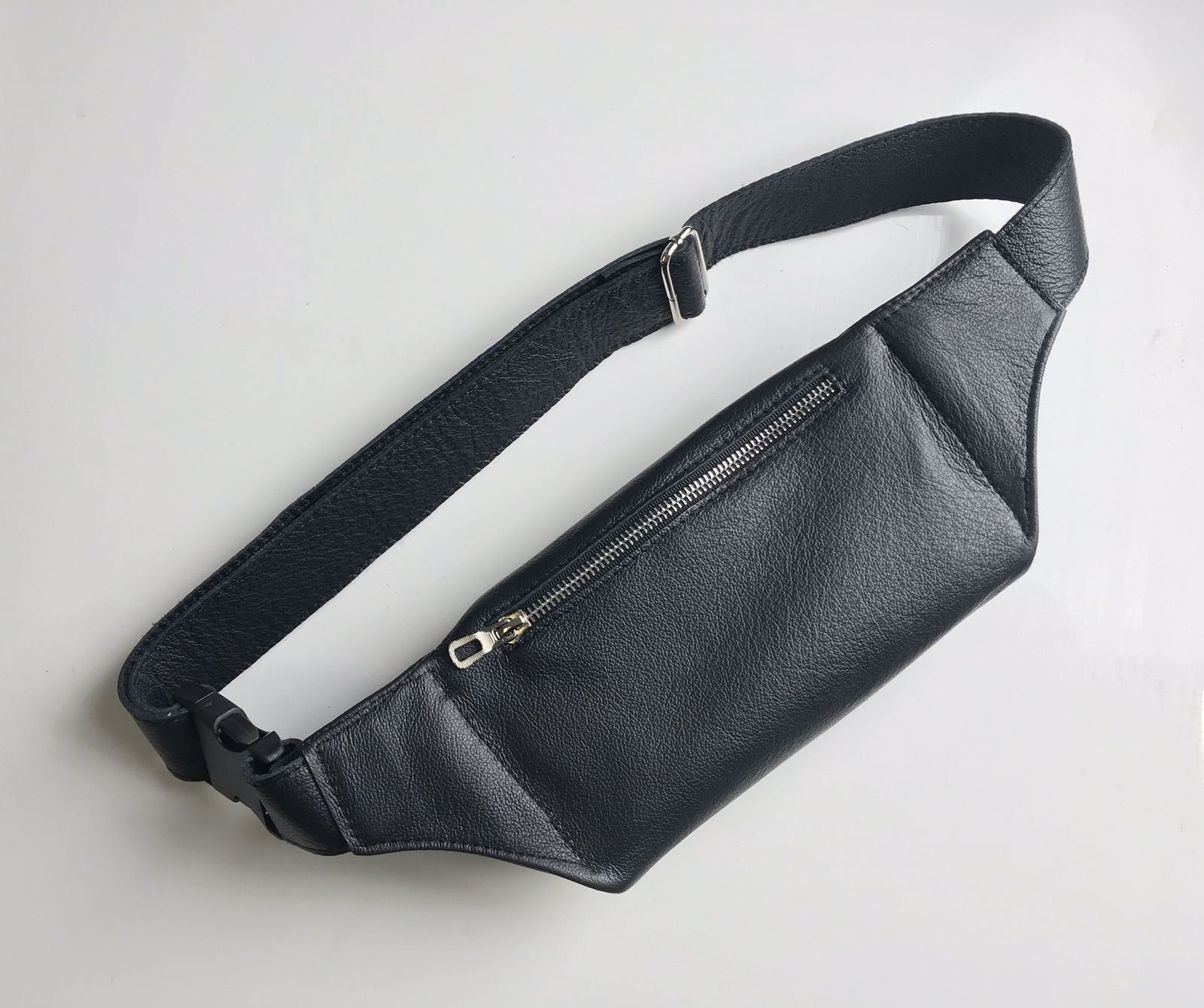 Сумка на пояс бананка з чорної натуральної шкіри Sambag Tirso 0SS з шкіряним ремнем
Сумка на пояс бананка з чорної натуральної шкіри Sambag Tirso 0SS з шкіряним ремнем