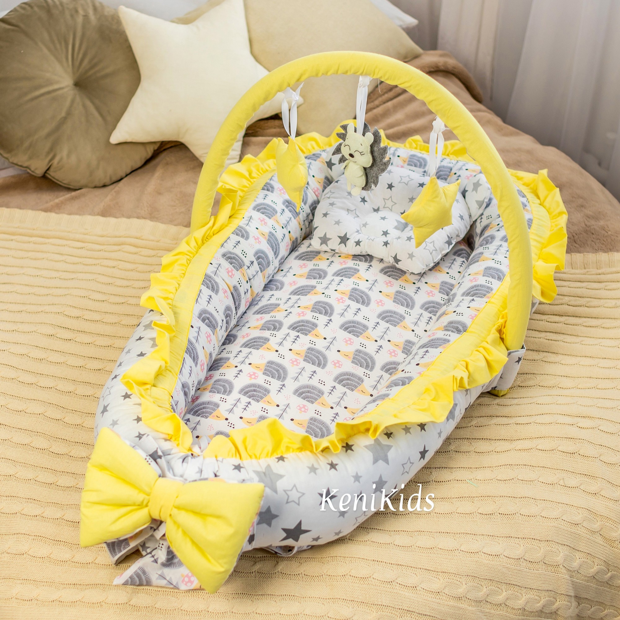 Кокон-гнёздышко для новорожденных KENI KIDS Ежики 100x58 см. с ортопедической подушкой Серо-Желтый
Кокон-гнёздышко для новорожденных KENI KIDS Ежики 100x58 см. с ортопедической подушкой Серо-Желтый