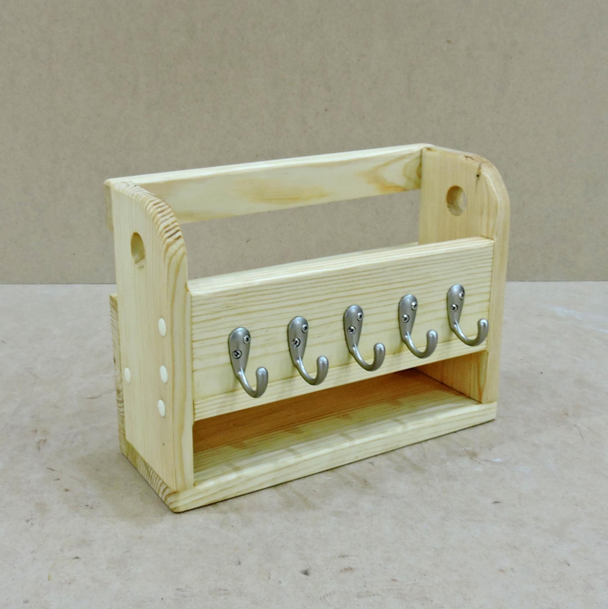 Настенная ключница из натурального дерева IZD Сен-Мишель Шлифовка 31х21х10 см КЛЧ-003000
Настенная ключница из натурального дерева IZD Сен-Мишель Шлифовка 31х21х10 см КЛЧ-003000