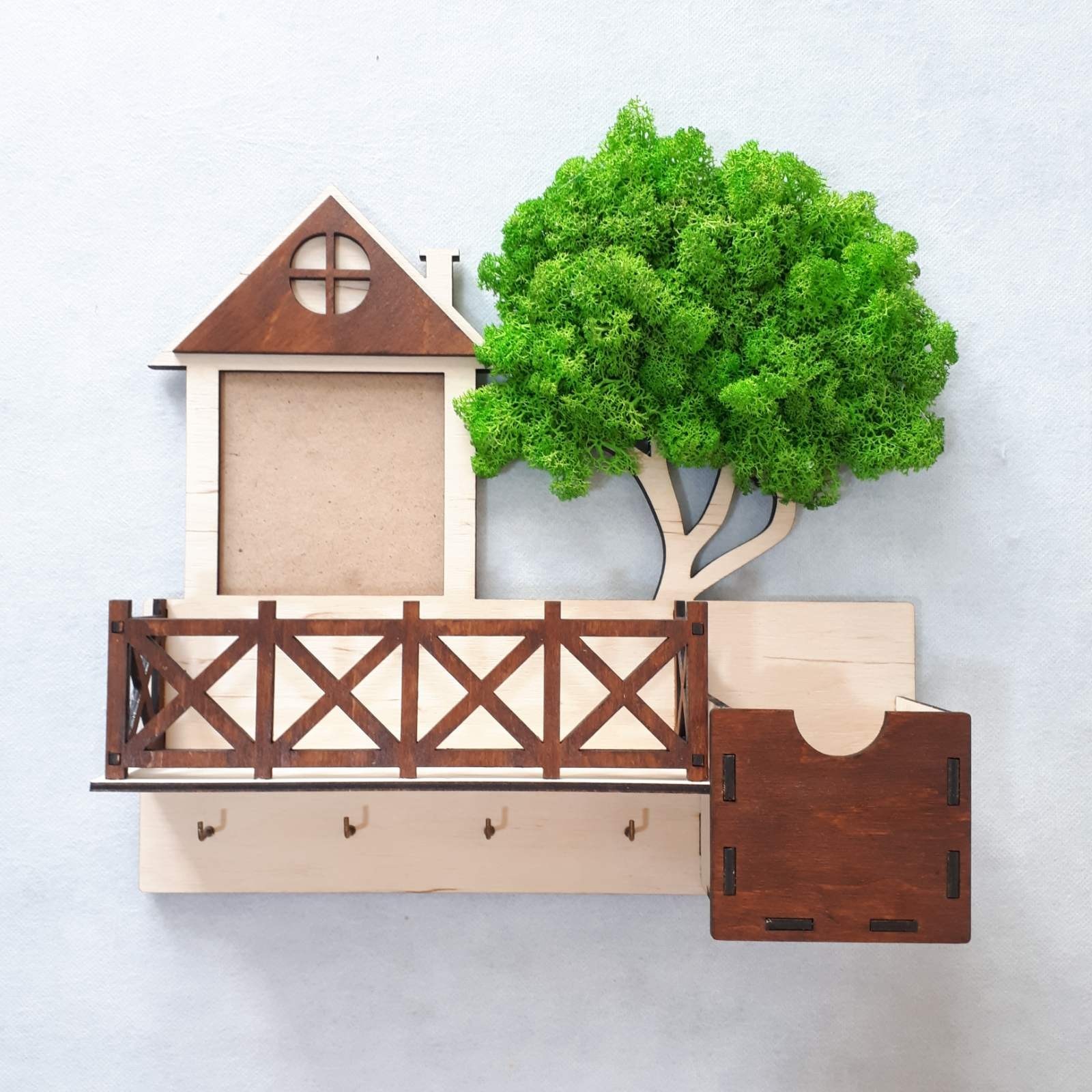 Именная деревянная ключница с стабилизированным мхом с полкой и фоторамкой
Именная деревянная ключница с стабилизированным мхом с полкой и фоторамкой