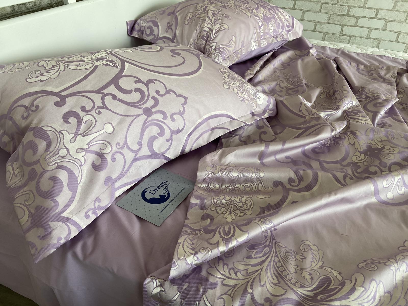 Комплект постельного белья Dreamcat из жаккард-сатина Сиреневый с серебряным узором Семейный розово-серебряный (наволочки 70х70)
Комплект постельного белья Dreamcat из жаккард-сатина Сиреневый с серебряным узором Семейный розово-серебряный (наволочки 70х70)