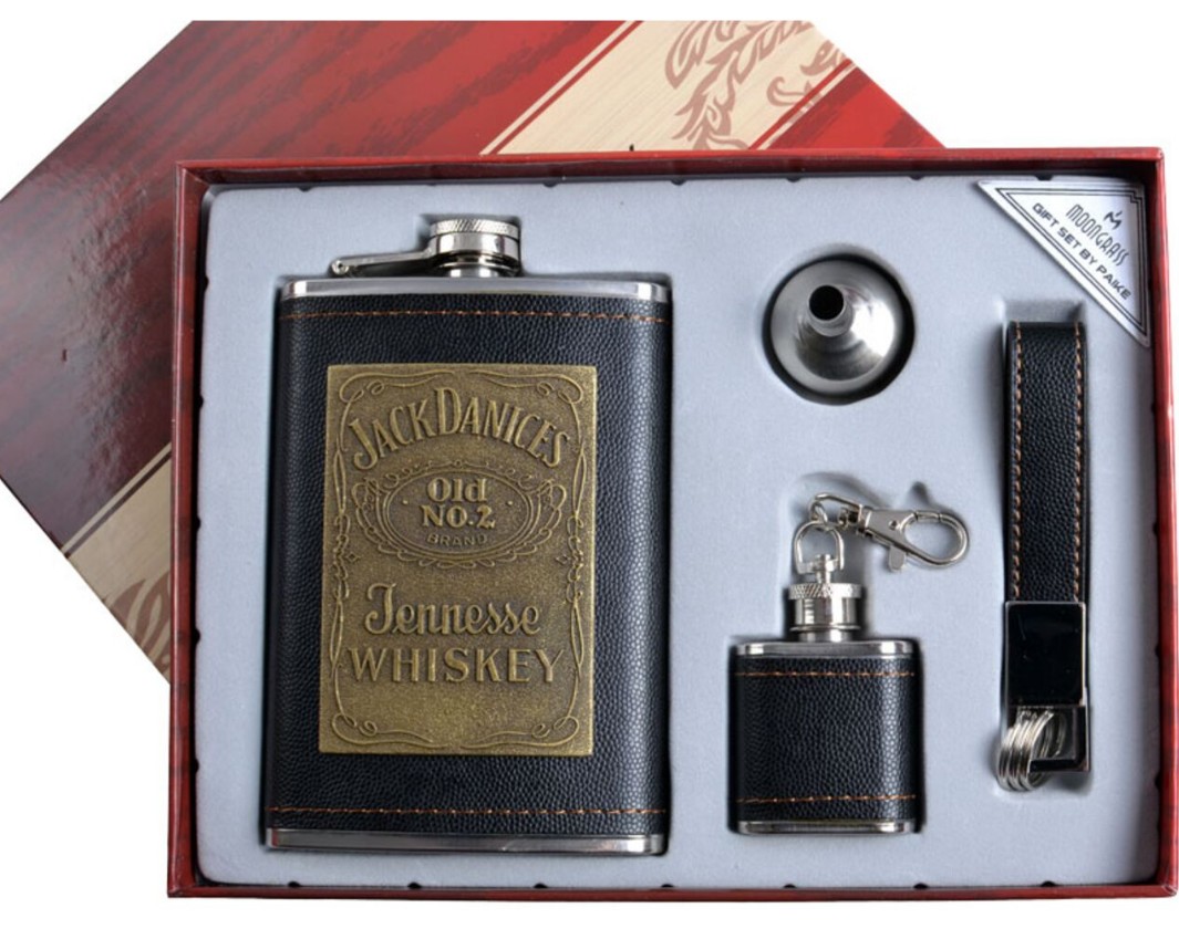 Подарочный набор Moongrass с отчеканенной надписью на фляге Jack Daniel’s, фляга обтянутая чёрной кожей.
Подарочный набор Moongrass с отчеканенной надписью на фляге Jack Daniel’s, фляга обтянутая чёрной кожей.