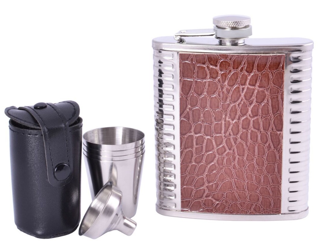 Подарочный набор,фляга Flachmann-Set с пририсованной кожаной вставкой по центру коричневого цвета.
Подарочный набор,фляга Flachmann-Set с пририсованной кожаной вставкой по центру коричневого цвета.