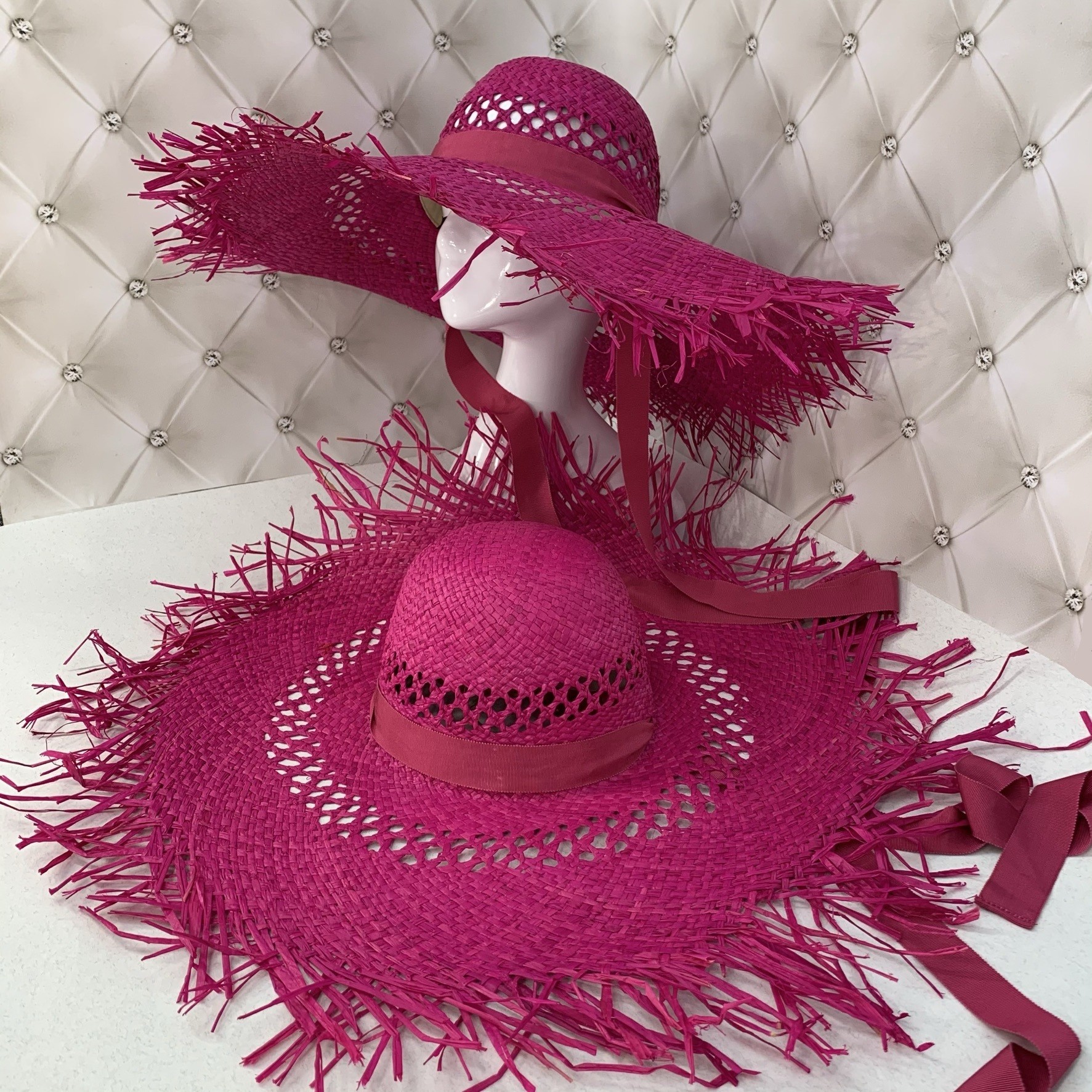 Широкополая соломенная шляпа Tanworders с посатаными полями и завязками малиновая
Широкополая соломенная шляпа Tanworders с посатаными полями и завязками малиновая