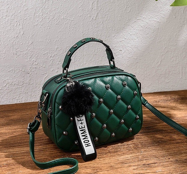 Женская маленькая сумочка HOMME мини сумка стеганная с меховым брелком подвеской зеленая (0570З)
Женская маленькая сумочка HOMME мини сумка стеганная с меховым брелком подвеской зеленая (0570З)