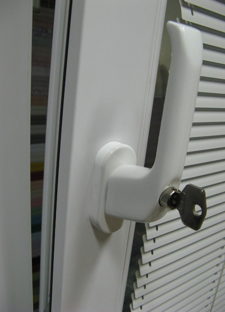 Ручка віконна з замком, Baby Lock, безопасная ручка, защита от открывания на металопластикове вікно, двері для дитячого захисту + 2 ключа (SNP - 00273)
Ручка віконна з замком, Baby Lock, безопасная ручка, защита от открывания на металопластикове вікно, двері для дитячого захисту + 2 ключа (SNP - 00273)