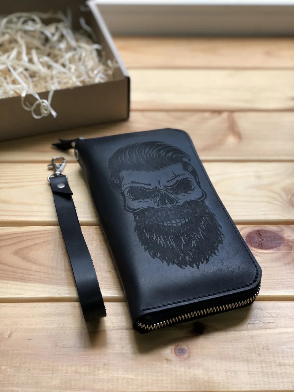 Женский кожаный кошелек Fresh на молнии с ремешком на руку Hand Made черный 20*10
Женский кожаный кошелек Fresh на молнии с ремешком на руку Hand Made черный 20*10