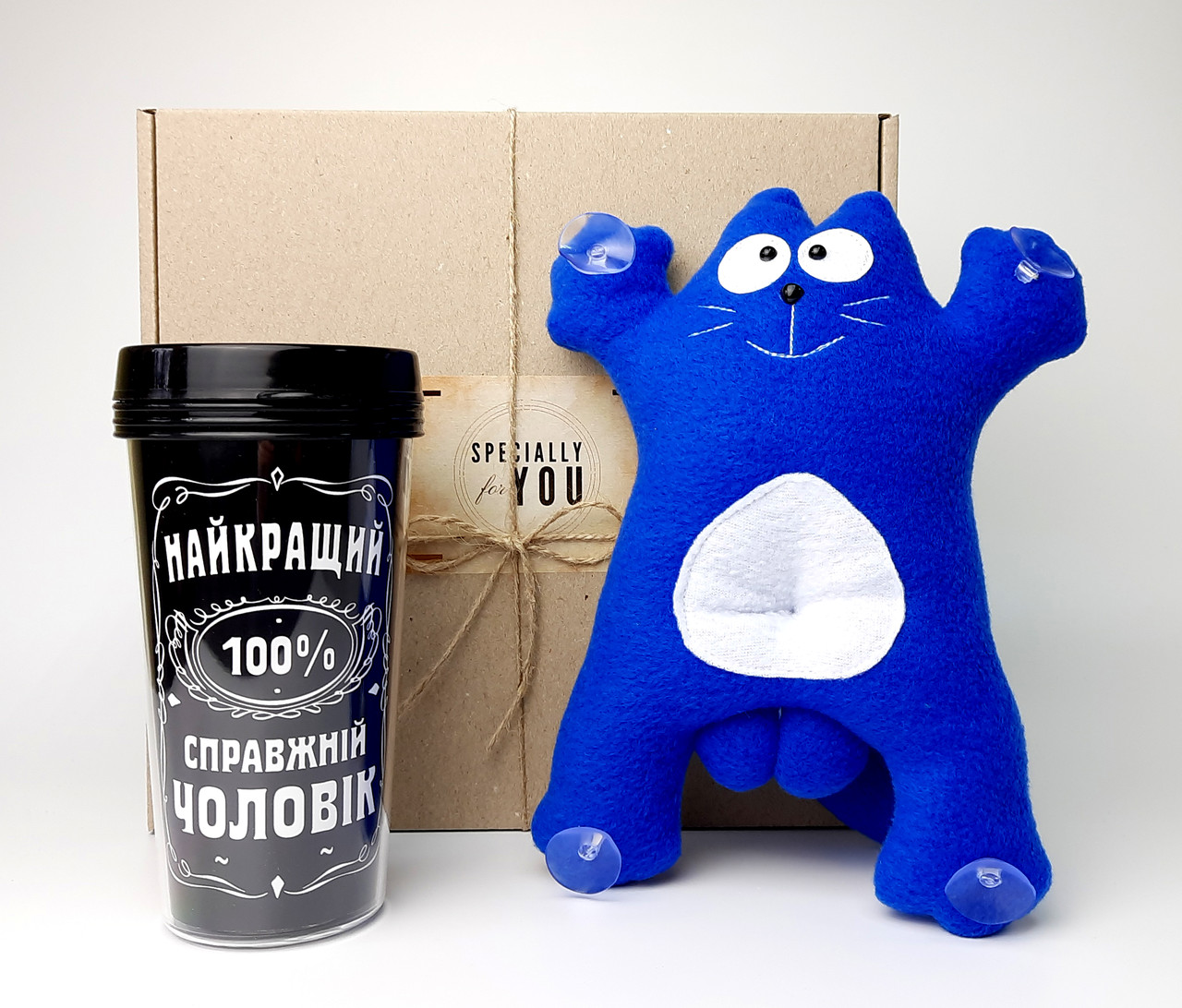 Подарок мужчине в авто "Саймон в дороге": кот Саймон (синий) в машину на стекло и стакан для кофе в дорогу
Подарок мужчине в авто "Саймон в дороге": кот Саймон (синий) в машину на стекло и стакан для кофе в дорогу