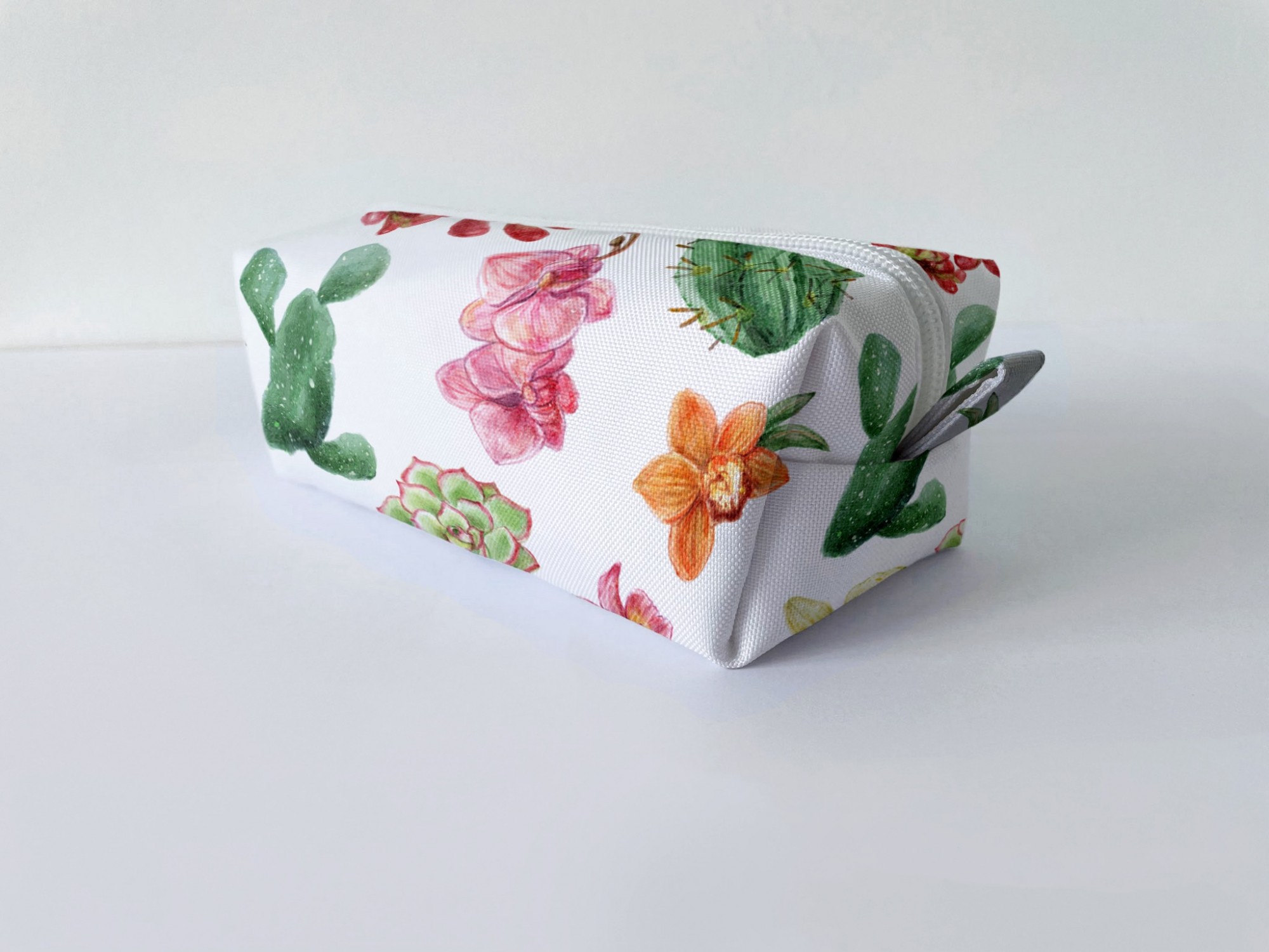 Косметичка женская с одним отделением "Flowers/Цветы на белом фоне" Разноцветная дорожная косметичка
Косметичка женская с одним отделением "Flowers/Цветы на белом фоне" Разноцветная дорожная косметичка