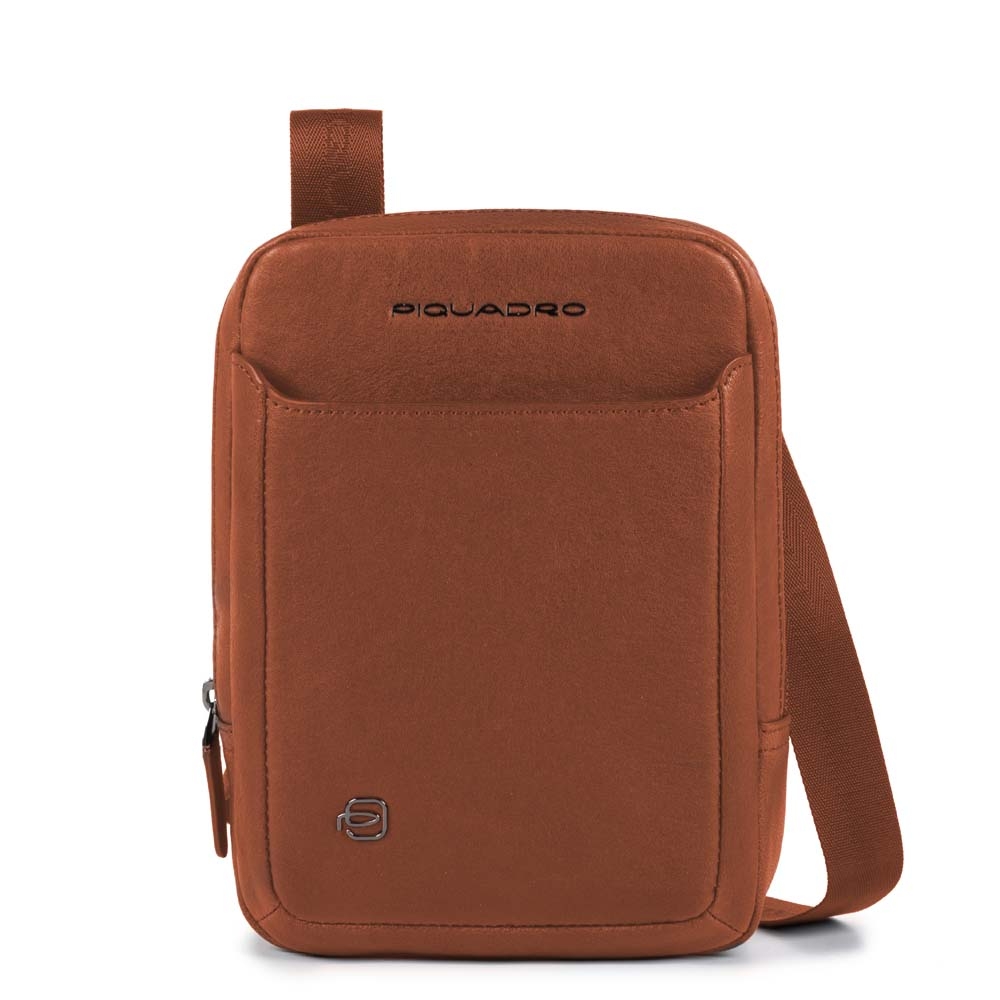 Сумочка Piquadro BK SQUARE/Tobacco верт. с отдел. для iPad mini на ремне (17x23x5,5) CA3084B3_CU
Сумочка Piquadro BK SQUARE/Tobacco верт. с отдел. для iPad mini на ремне (17x23x5,5) CA3084B3_CU
