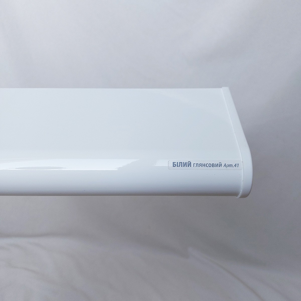 Подоконник PLASTOLIT белый глянец 500х3000 2 капиноса 
Подоконник PLASTOLIT белый глянец 500х3000 2 капиноса