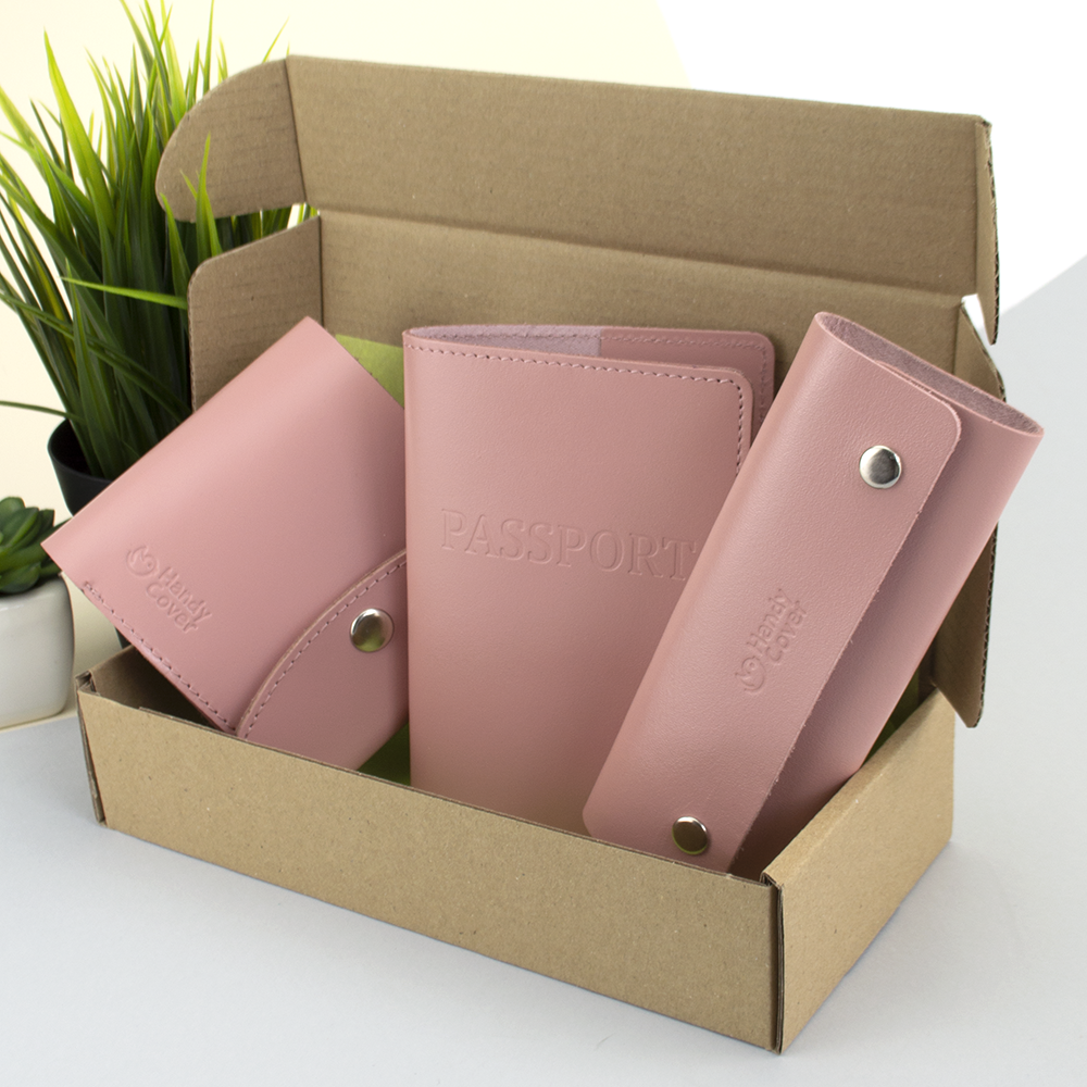 Подарочный набор женский Handycover №54 (розовый) кошелек + ключница + обложка на паспорт
Подарочный набор женский Handycover №54 (розовый) кошелек + ключница + обложка на паспорт