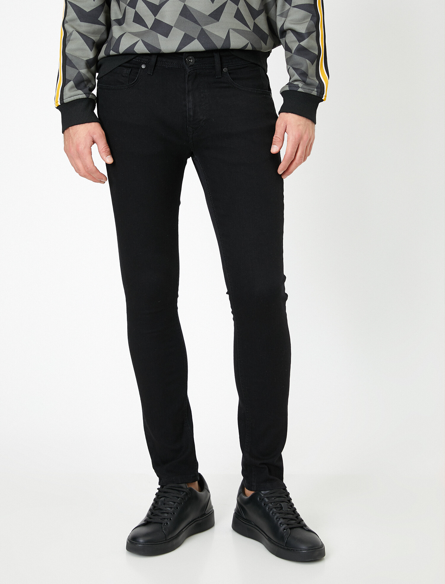 Джинсы Koton 0KAM43072MD 33-32 Black
Джинсы Koton 0KAM43072MD 33-32 Black