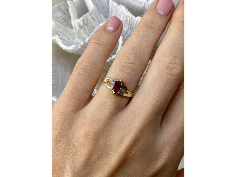 Золотое кольцо с рубином и бриллиантами Вдохновение Натуральный Sky Jewelry 002756
Золотое кольцо с рубином и бриллиантами Вдохновение Натуральный Sky Jewelry 002756
