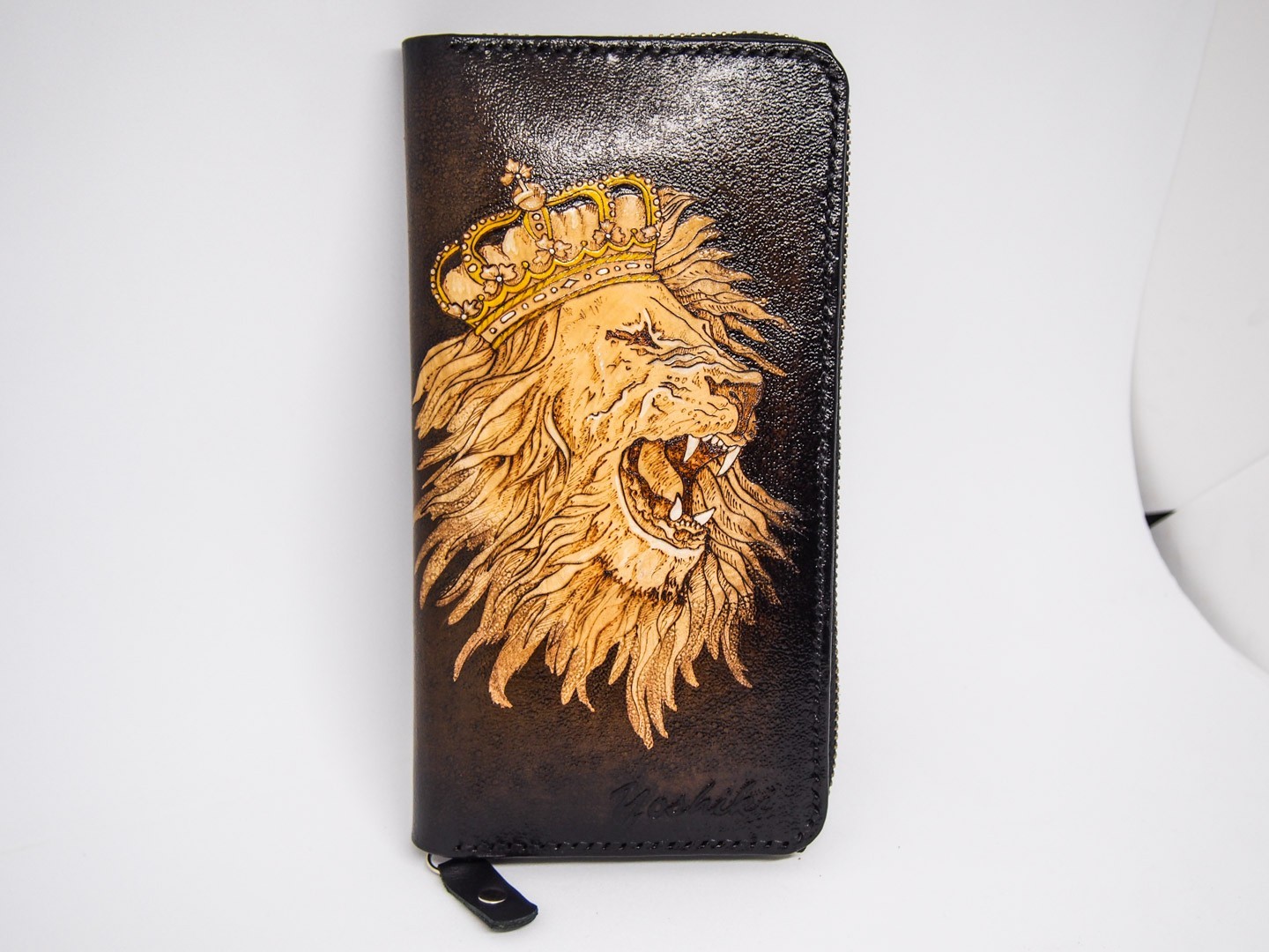 Мужской кожаный кошелек Smyrnov Leather на молнии лев в короне 20 x 11 x 2 темно-коричневый
Мужской кожаный кошелек Smyrnov Leather на молнии лев в короне 20 x 11 x 2 темно-коричневый