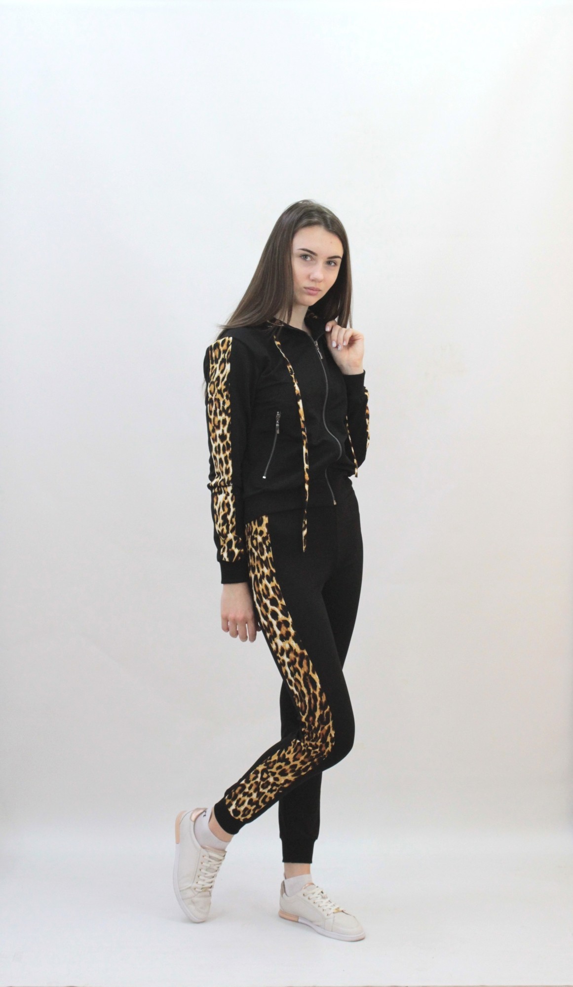 Спортивный костюм с леопардовыми лампасами и капюшоном Caroline  черный, Спортивный костюм с леопардовыми лампасами и капюшоном Caroline S черный 
Спортивный костюм с леопардовыми лампасами и капюшоном Caroline  черный, Спортивный костюм с леопардовыми лампасами и капюшоном Caroline S черный