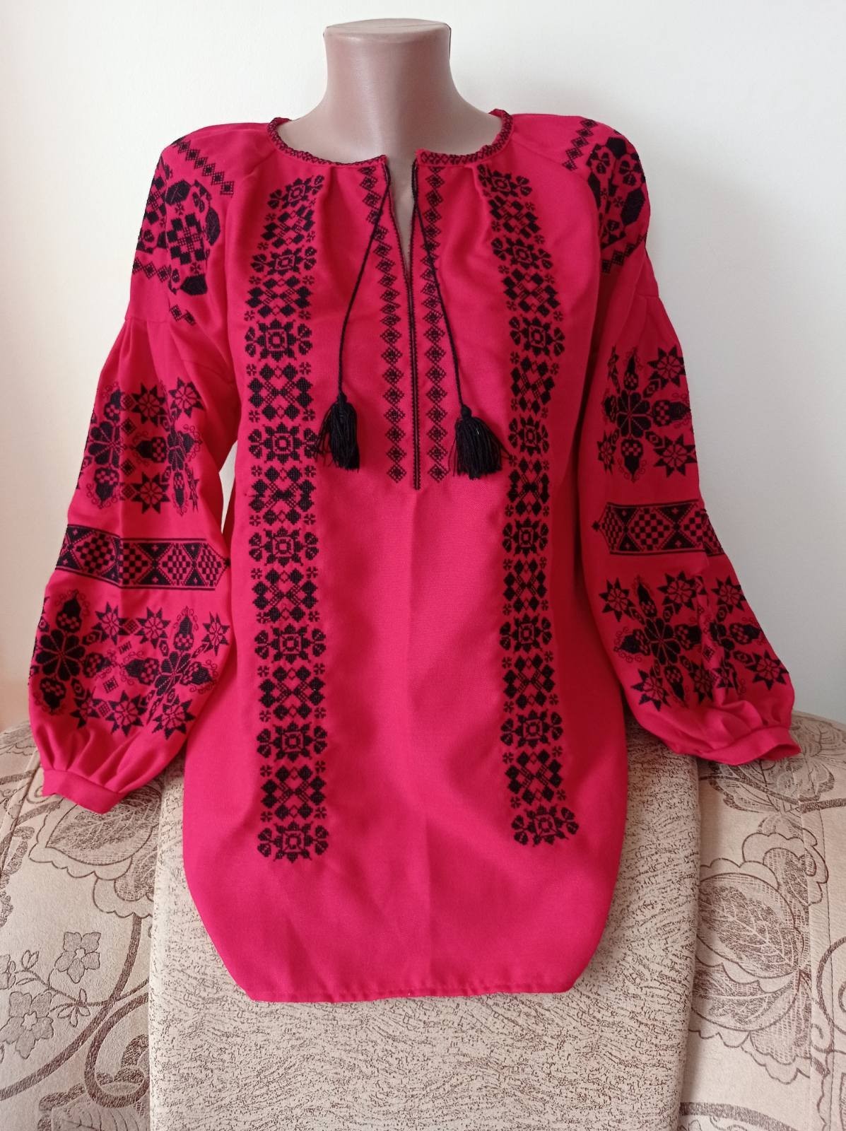 Бохо вишиванка жіноча з чорною вишивкою на червоному натуральному домотканому полотні 44
Бохо вишиванка жіноча з чорною вишивкою на червоному натуральному домотканому полотні 44