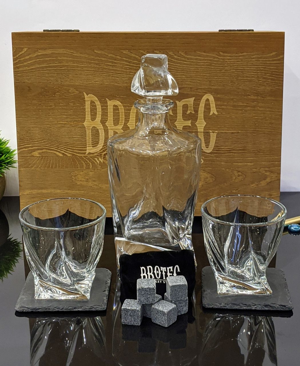 Подарочный набор для виски Brotec в деревянном кейсе с декантром 750 мл + 2 бакала + 8 каменей охлаждения + каменные подставки + щипцы + мешочек для камней
Подарочный набор для виски Brotec в деревянном кейсе с декантром 750 мл + 2 бакала + 8 каменей охлаждения + каменные подставки + щипцы + мешочек для камней