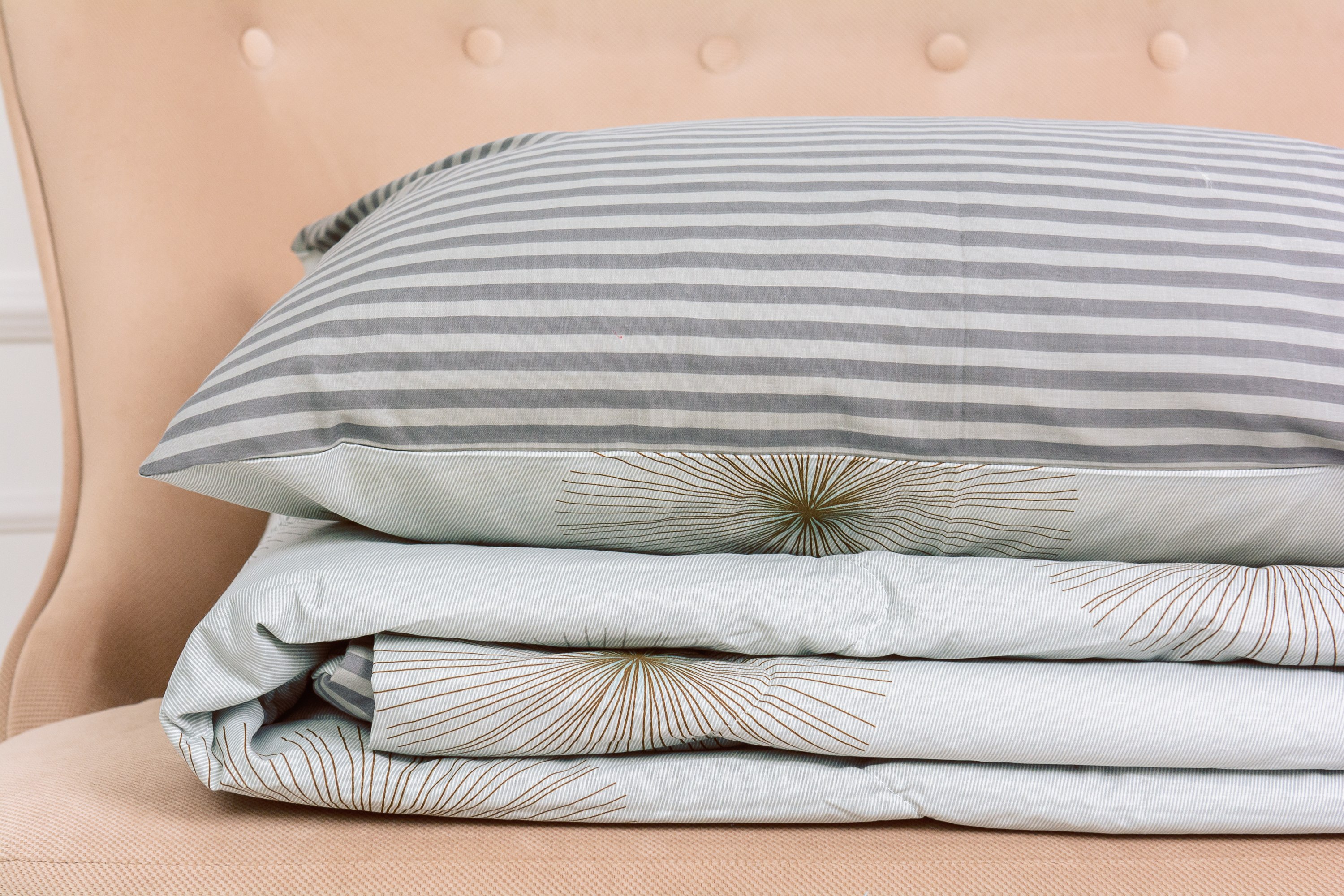 Летний постельный комплект MirSon №2721 Silk Kapok 19-2491 Leone одеяло 155x215 см + наволочки 2 х 50х70 см
Летний постельный комплект MirSon №2721 Silk Kapok 19-2491 Leone одеяло 155x215 см + наволочки 2 х 50х70 см