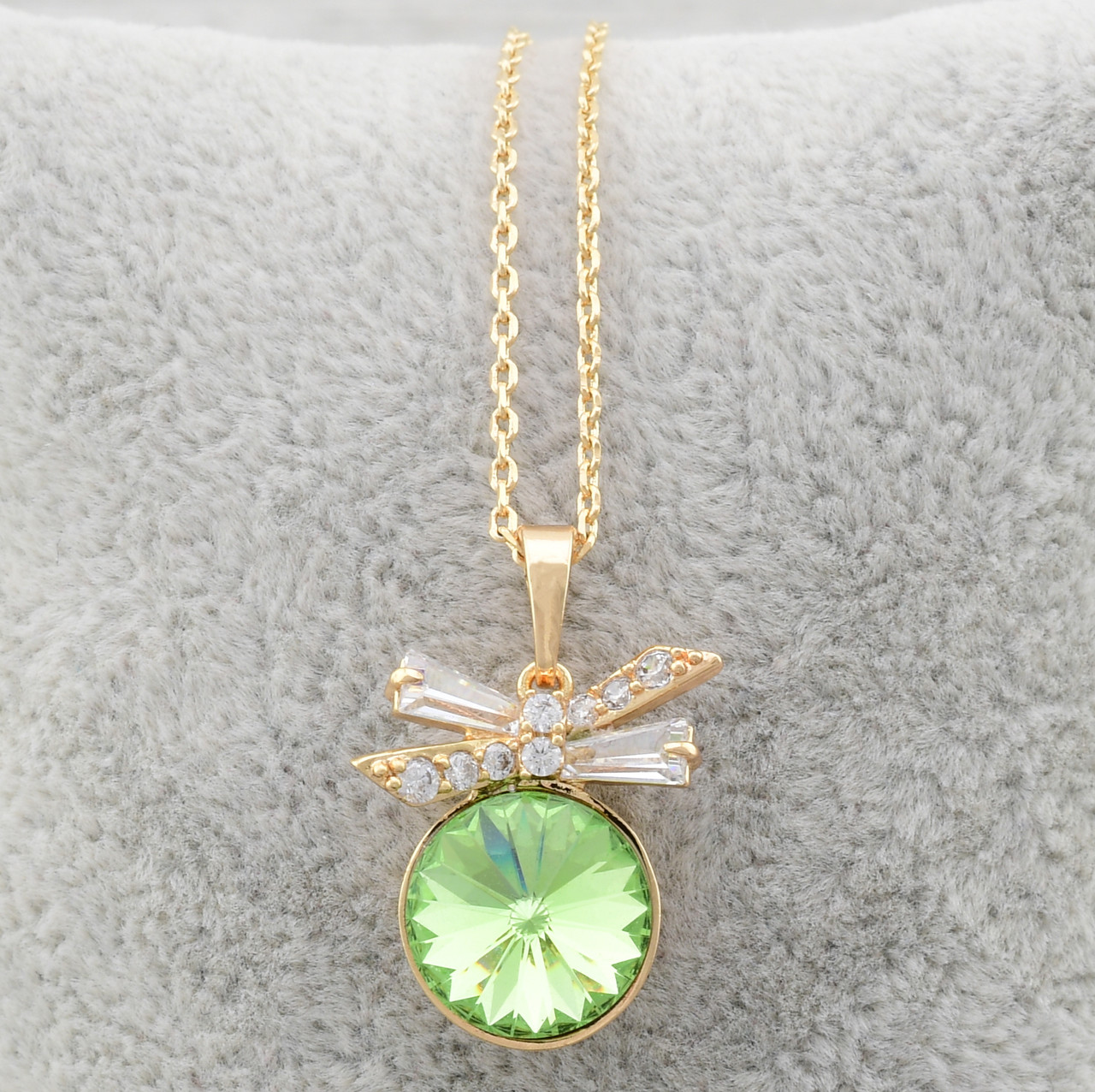 Кольє Xuping з кристалами Swarovski 87087 кулон 22х15 мм + ланцюжок 40+5х0.1 см салатовий позолота 18К
Кольє Xuping з кристалами Swarovski 87087 кулон 22х15 мм + ланцюжок 40+5х0.1 см салатовий позолота 18К