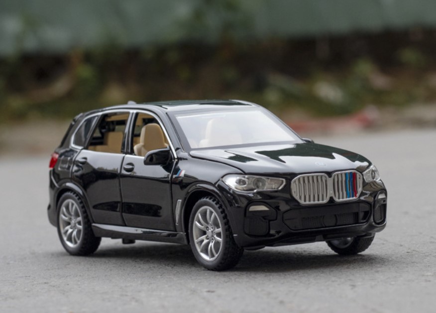 Модель автомобиля из сплава BMW X5 внедорожник 1:32 черная детская игрушечная машина
Модель автомобиля из сплава BMW X5 внедорожник 1:32 черная детская игрушечная машина