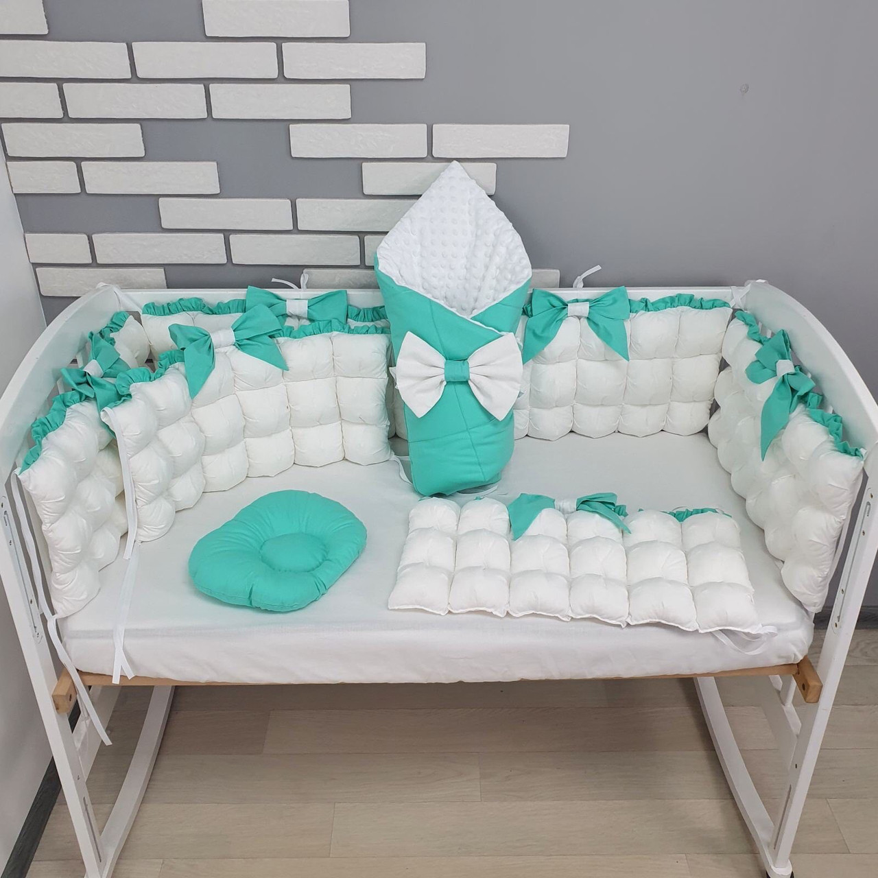 Набор детского постельного белья Bonna с защитными бортиками Бомбоны бело-бирюзовый (2143)
Набор детского постельного белья Bonna с защитными бортиками Бомбоны бело-бирюзовый (2143)