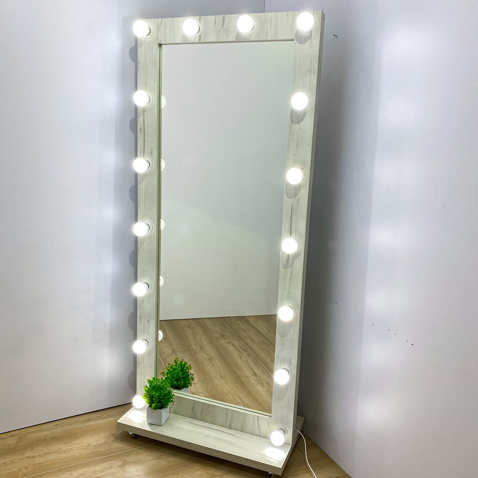 Туалетное гримерное визажное зеркало sp0d с LED подсветкой на подставке с колесиками Крафт (Зеркало-17)
Туалетное гримерное визажное зеркало sp0d с LED подсветкой на подставке с колесиками Крафт (Зеркало-17)