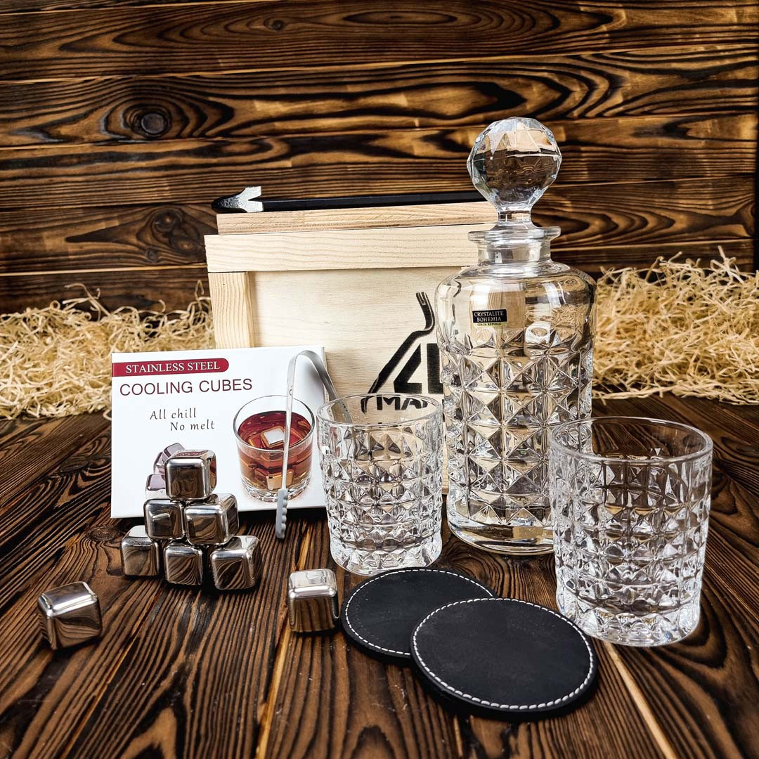 Подарочная коробка для мужчины со стаканами, декантером Bohemia Diamond и камнями для виски (MBOX_3130)
Подарочная коробка для мужчины со стаканами, декантером Bohemia Diamond и камнями для виски (MBOX_3130)