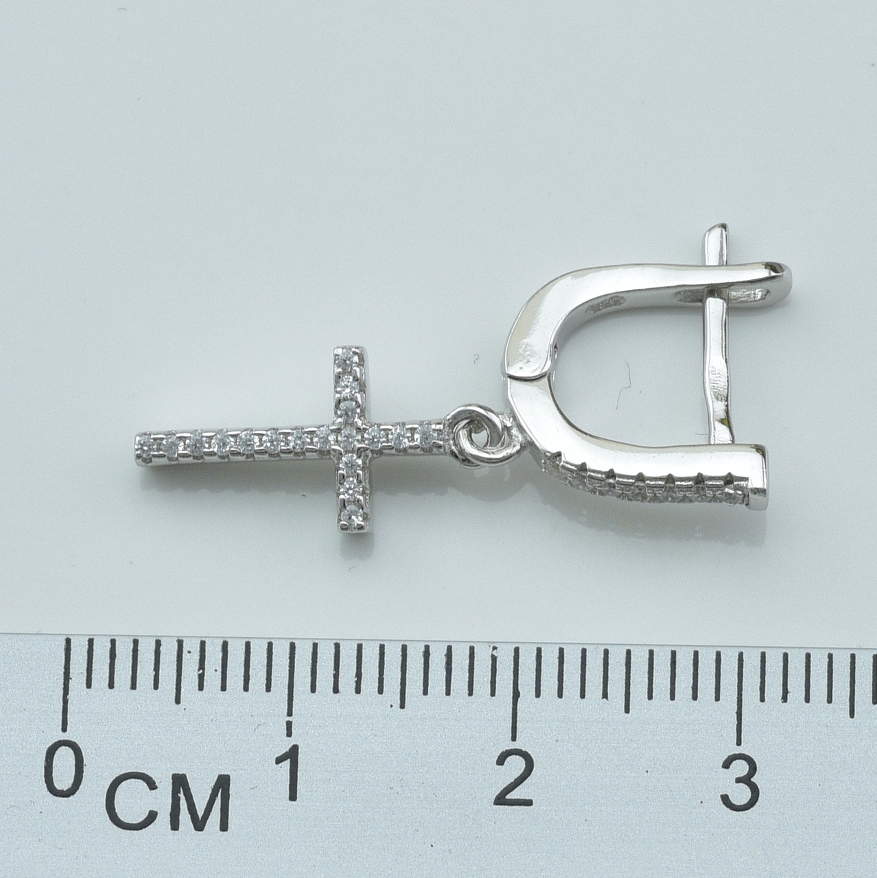 Серебряные серьги подвески размер 27х8 мм вставка белые фианиты вес 3.8 г
Серебряные серьги подвески размер 27х8 мм вставка белые фианиты вес 3.8 г