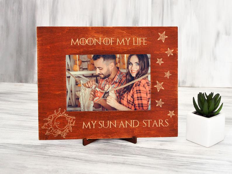 Фоторамка с гравировкой "Moon of my life" подарок для влюбленных 13х18, горизонтальная, Красное дерево, WOODPRESENT
Фоторамка с гравировкой "Moon of my life" подарок для влюбленных 13х18, горизонтальная, Красное дерево, WOODPRESENT
