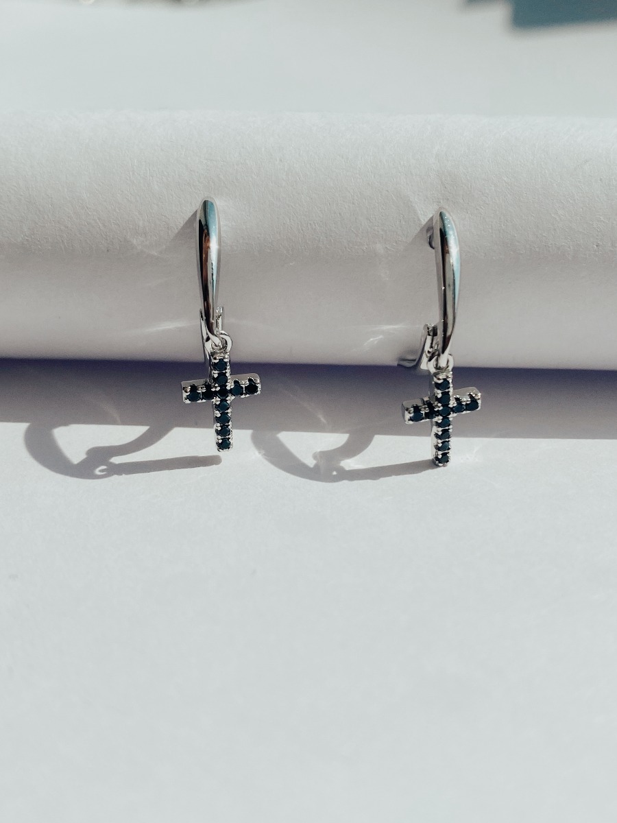 Женские серебряные серьги Adali мини крестики на английском замке с кубическими цирконами 2,05 гр
Женские серебряные серьги Adali мини крестики на английском замке с кубическими цирконами 2,05 гр