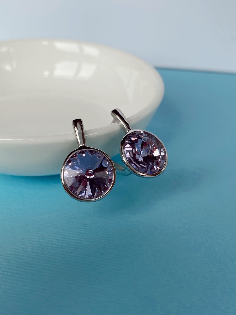 Женские серебряные серьги Adali сирень на английском замке с кристаллами Swarovski
Женские серебряные серьги Adali сирень на английском замке с кристаллами Swarovski