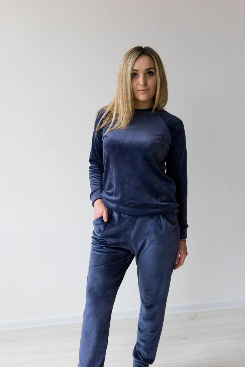 Теплый спортивный костюм темно-синего цвета (ткань: велюр-плюш) в размере S
Теплый спортивный костюм темно-синего цвета (ткань: велюр-плюш) в размере S