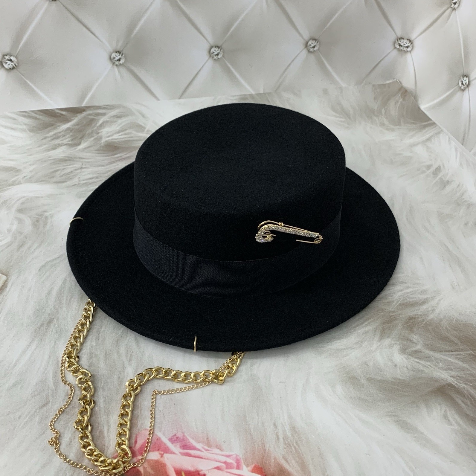 Шляпа канотье с цепью и металлическим декором Pin Rhinestone Tanworders фетровая черная
Шляпа канотье с цепью и металлическим декором Pin Rhinestone Tanworders фетровая черная