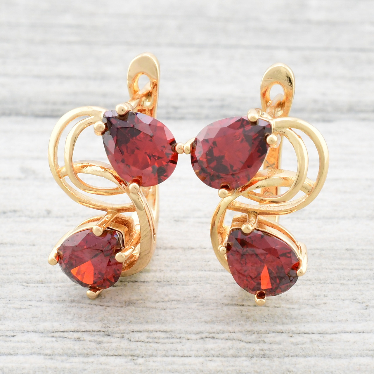 Серьги Xuping 22540 размер 17х14 мм красные фианиты вес 2.5 г позолота 18К 
Серьги Xuping 22540 размер 17х14 мм красные фианиты вес 2.5 г позолота 18К