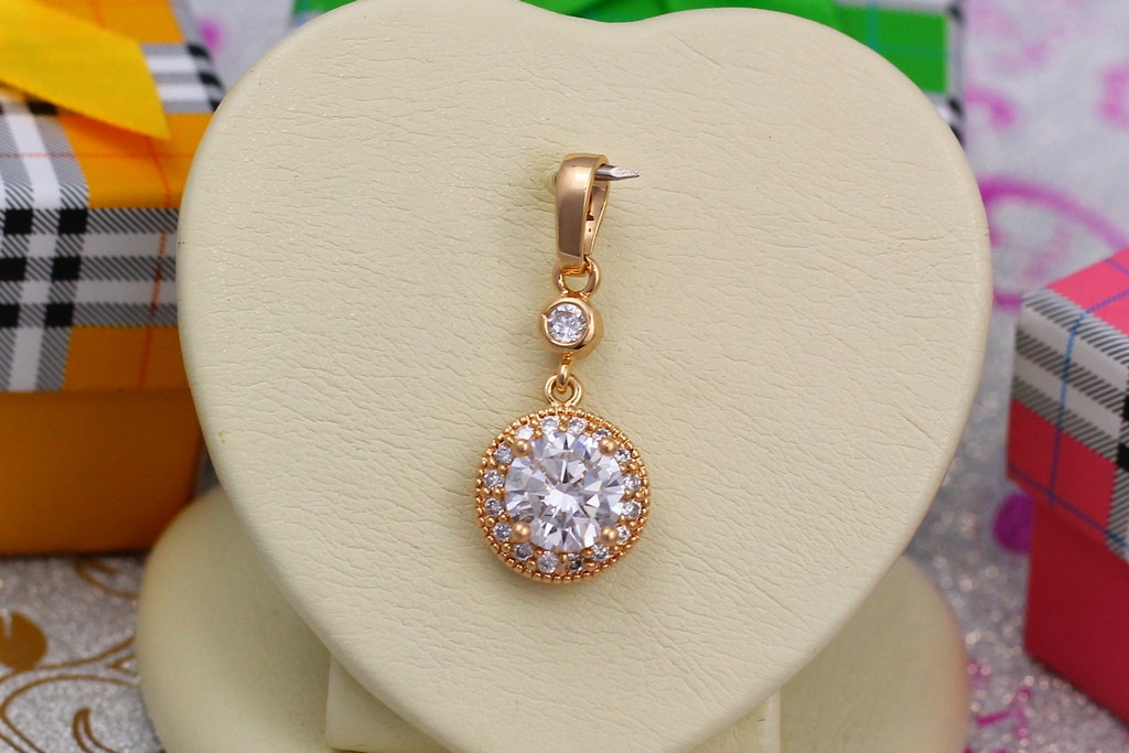 Кулон Xuping Jewelry подвеска камень 8 мм в ободке из мелких фианитов2.3 см золотистый
Кулон Xuping Jewelry подвеска камень 8 мм в ободке из мелких фианитов2.3 см золотистый