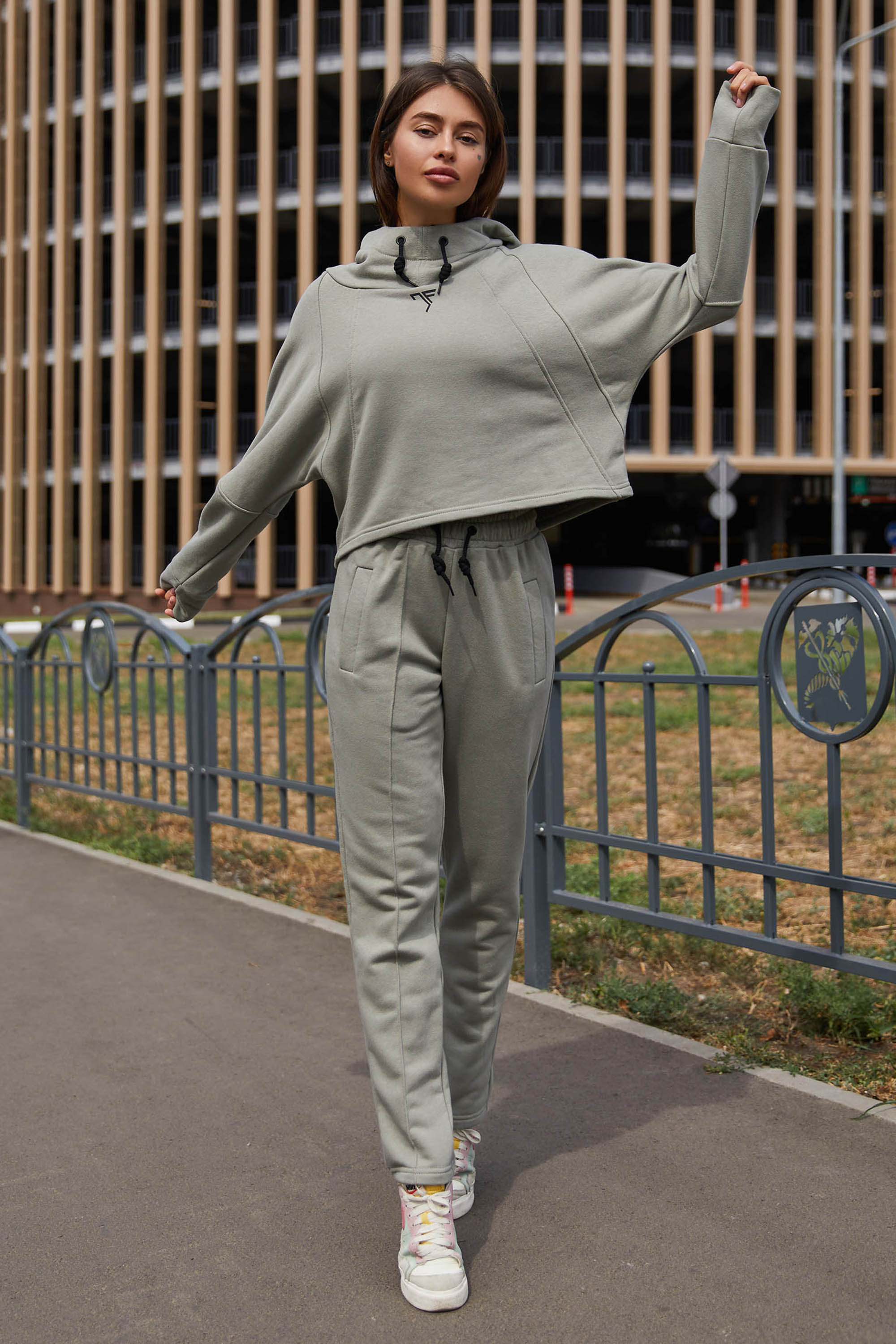 Женский JADONE FASHION спортивный костюм худи с капюшоном и штаны Стинг из трехнитки на х/б основе цвет серо-оливковый (Прогулочный костюм Стинг серо-оливковый, Женский JADONE FASHION спортивный костюм худи с капюшоном и штаны Стинг из трехнитки на х/б о
Женский JADONE FASHION спортивный костюм худи с капюшоном и штаны Стинг из трехнитки на х/б основе цвет серо-оливковый (Прогулочный костюм Стинг серо-оливковый, Женский JADONE FASHION спортивный костюм худи с капюшоном и штаны Стинг из трехнитки на х/б о