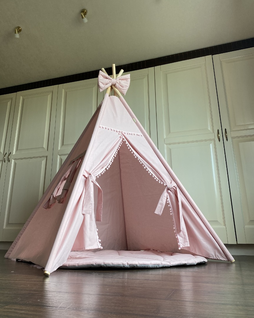 Детский вигвам - палатка "Пудра" Wigwam Store. Вигвам 120*120см с ковриком-листиком, помпонами, окошком, бантом (172-1)
Детский вигвам - палатка "Пудра" Wigwam Store. Вигвам 120*120см с ковриком-листиком, помпонами, окошком, бантом (172-1)